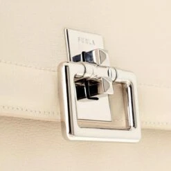 Furla Villa S Crossbody White Cotton Crossbody Bag 10 Furla Villa S Crossbody White Cotton Crossbody Bag -Modetaschengeschäft A0163137 Furla position 4