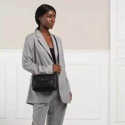 Guess Eco Brenton Flap Shoulder Bag Black Satchel -Modetaschengeschäft A0180229 Guess position 3