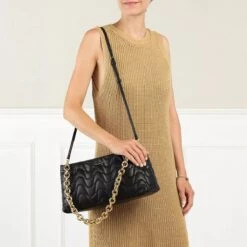 Coccinelle Ophelie Matelasse Handbag Noir Crossbody Bag -Modetaschengeschäft A0181738 Coccinelle position 3