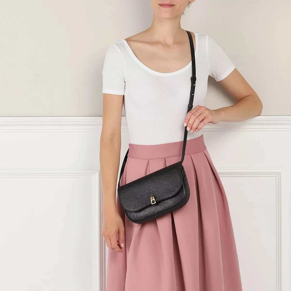 Coccinelle Magie Ostrich Noir Crossbody Bag 4 Coccinelle Magie Ostrich Noir Crossbody Bag – Bild 2