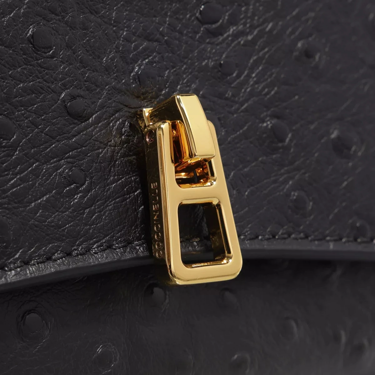 Coccinelle Magie Ostrich Noir Crossbody Bag 6 Coccinelle Magie Ostrich Noir Crossbody Bag – Bild 4