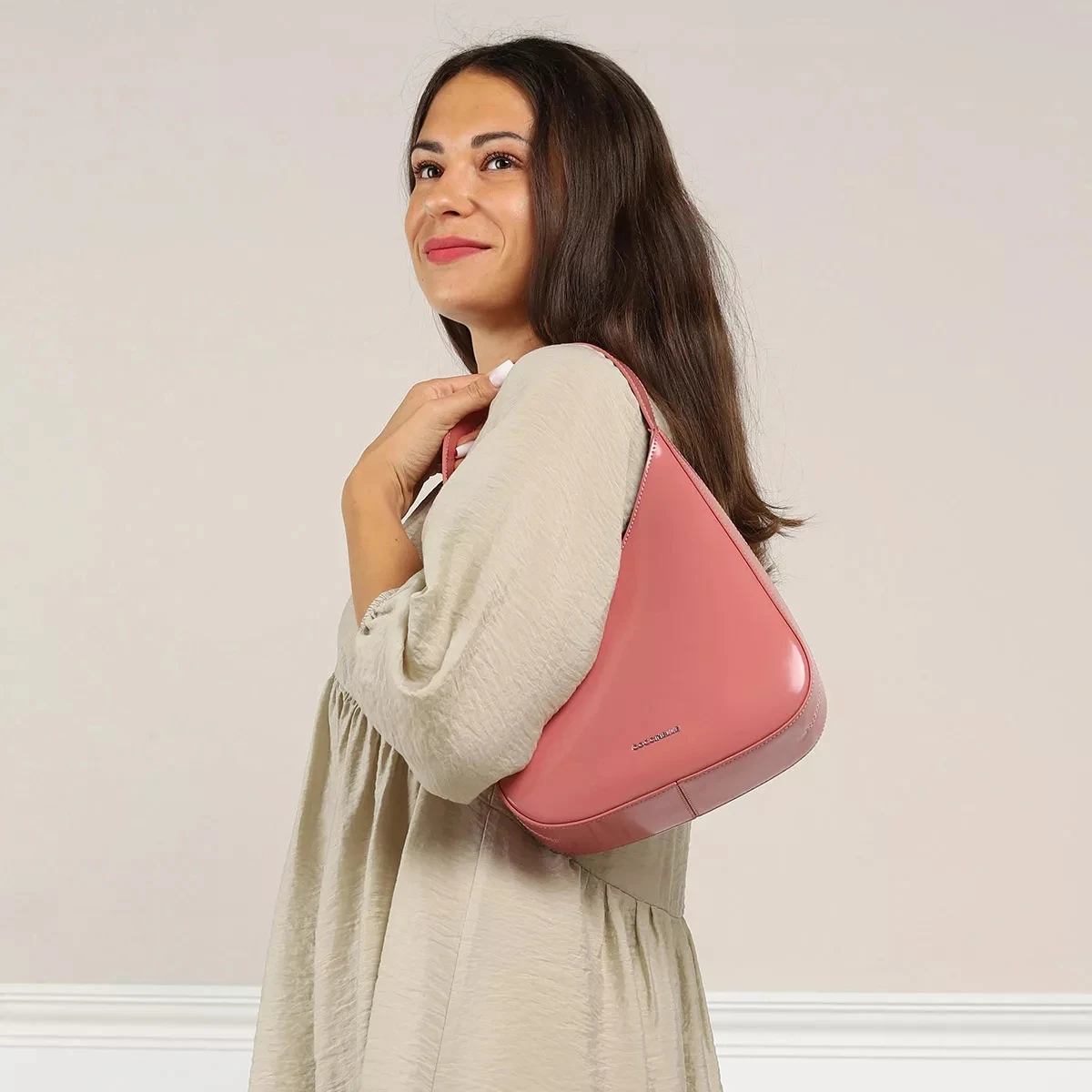 Coccinelle Zelda Shiny Calf Camelia Hobo Bag 4 Coccinelle Zelda Shiny Calf Camelia Hobo Bag – Bild 2