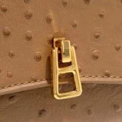 Coccinelle Magie Ostrich Nocciola Crossbody Bag 10 Coccinelle Magie Ostrich Nocciola Crossbody Bag -Modetaschengeschäft A0189323 Coccinelle position 4