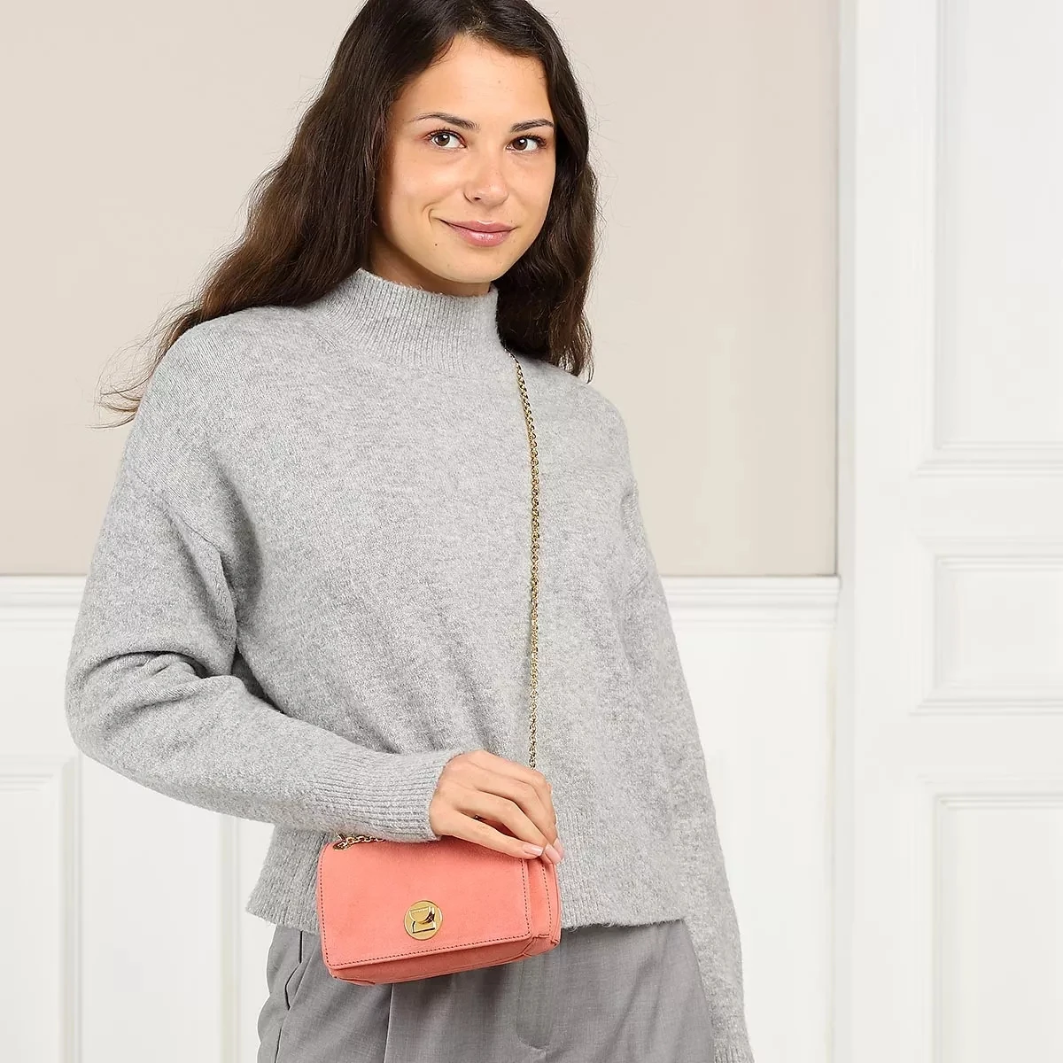 Coccinelle Liya Suede Crossbody Bag Geranium/Gerani Minitasche 4 Coccinelle Liya Suede Crossbody Bag Geranium/Gerani Minitasche – Bild 2