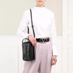 Valentino Garavani Crossbody Bag Leather Black Crossbody Bag -Modetaschengeschäft A0192196 ValentinoGaravani position 3