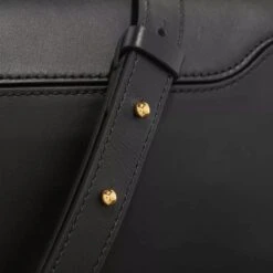 Coccinelle Marvin Twist Noir Crossbody Bag -Modetaschengeschäft A0198743 Coccinelle position 4