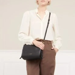 Coccinelle Boheme Grana Double Noir Brule Crossbody Bag 10 Coccinelle Boheme Grana Double Noir Brule Crossbody Bag -Modetaschengeschäft A0198945 Coccinelle position 3