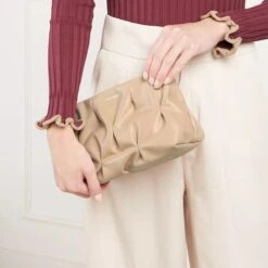 Coccinelle Ophelie Goodie Toasted Pochette -Modetaschengeschäft A0198953 Coccinelle position 4