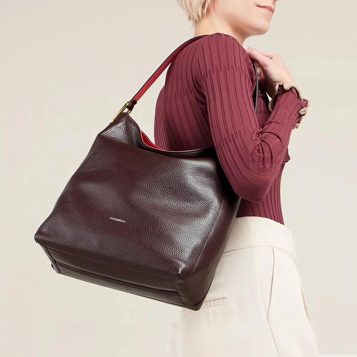 Coccinelle Liya Cola/Cranberry Hobo Bag 4 Coccinelle Liya Cola/Cranberry Hobo Bag – Bild 2