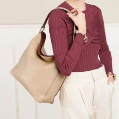 Coccinelle Liya Toasted/Brule Hobo Bag 9 Coccinelle Liya Toasted/Brule Hobo Bag -Modetaschengeschäft A0198956 Coccinelle position 2