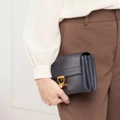 Coccinelle Arlettis Midnight Blue Envelope Bag -Modetaschengeschäft A0198963 Coccinelle position 3