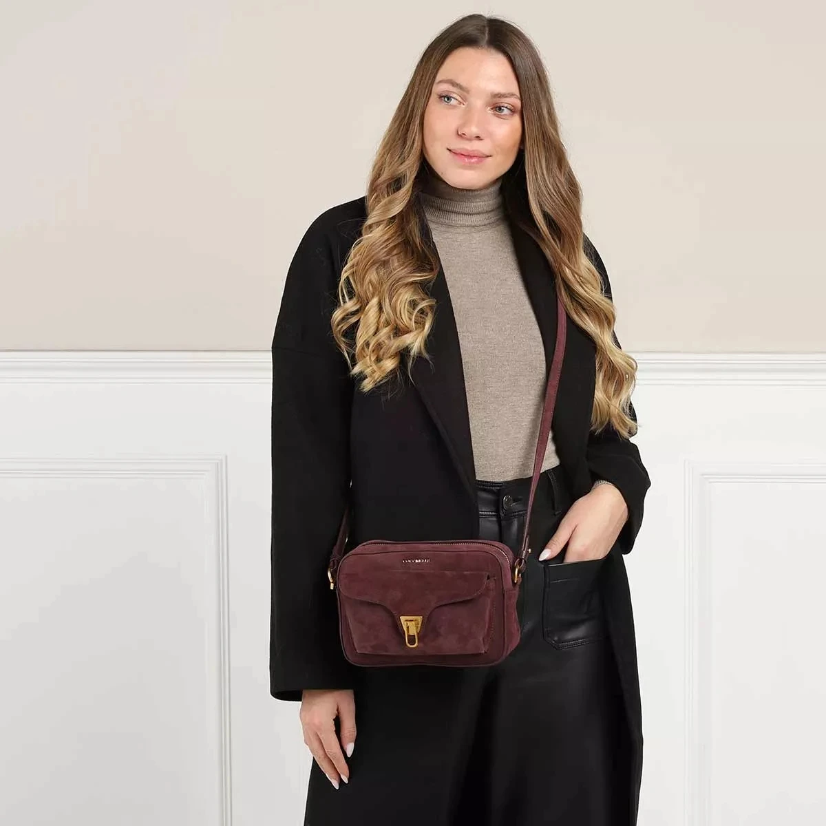 Coccinelle Beat Suede Cola Crossbody Bag 4 Coccinelle Beat Suede Cola Crossbody Bag – Bild 2