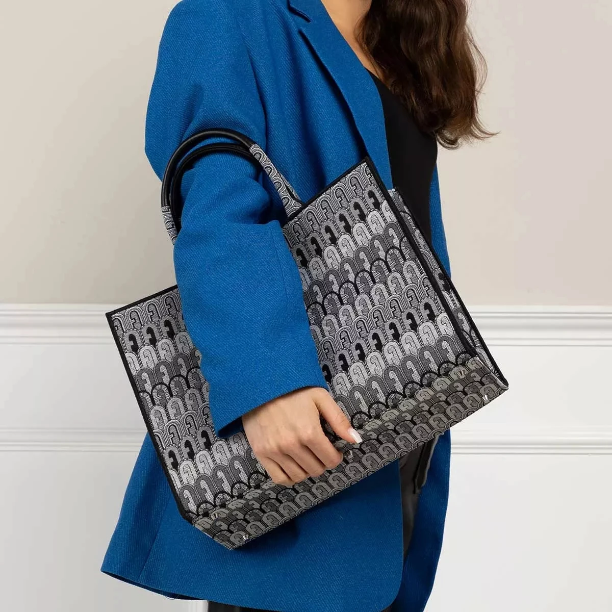 Furla Opportunity L Tote - Tessuto Jacquard Arco E Toni Grigio Tote 4 Furla Opportunity L Tote - Tessuto Jacquard Arco E Toni Grigio Tote – Bild 2