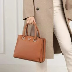 Guess Eco Alexie Girlfriend Satchel Cognac Satchel 10 Guess Eco Alexie Girlfriend Satchel Cognac Satchel -Modetaschengeschäft A0199891 Guess position 3