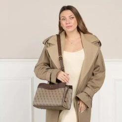 Guess Nell Logo Small Girlfriend Latte Logo/Brown Tote 9 Guess Nell Logo Small Girlfriend Latte Logo/Brown Tote -Modetaschengeschäft A0199976 Guess position 2