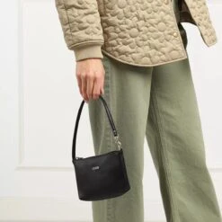 Guess Vikky Drawstring Bucket Black Korbtasche -Modetaschengeschäft A0200015 Guess position 3