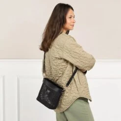 Guess Vikky Drawstring Bucket Black Korbtasche -Modetaschengeschäft A0200015 Guess position 4