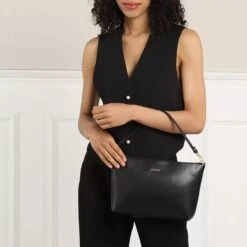 Guess Katey Perf Tote Black Shopper -Modetaschengeschäft A0201142 MODEL SECOND