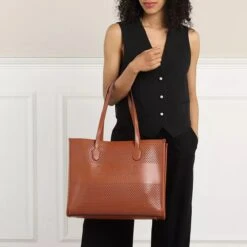 Guess Katey Perf Tote Cognac Shopper -Modetaschengeschäft A0201143 MODEL SECOND