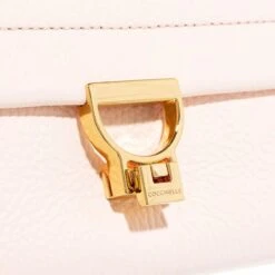 Coccinelle Arlettis Creamy Pink Crossbody Bag -Modetaschengeschäft A0202134 Coccinelle position 4