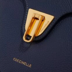 Coccinelle Beat Soft Midnight Blue Saddle Bag -Modetaschengeschäft A0202146 Coccinelle position 4