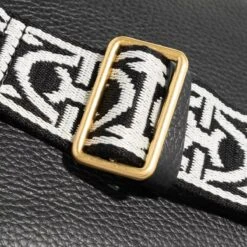 Coccinelle Beat Soft Ribb Noir Camera Bag -Modetaschengeschäft A0202201 Coccinelle position 4