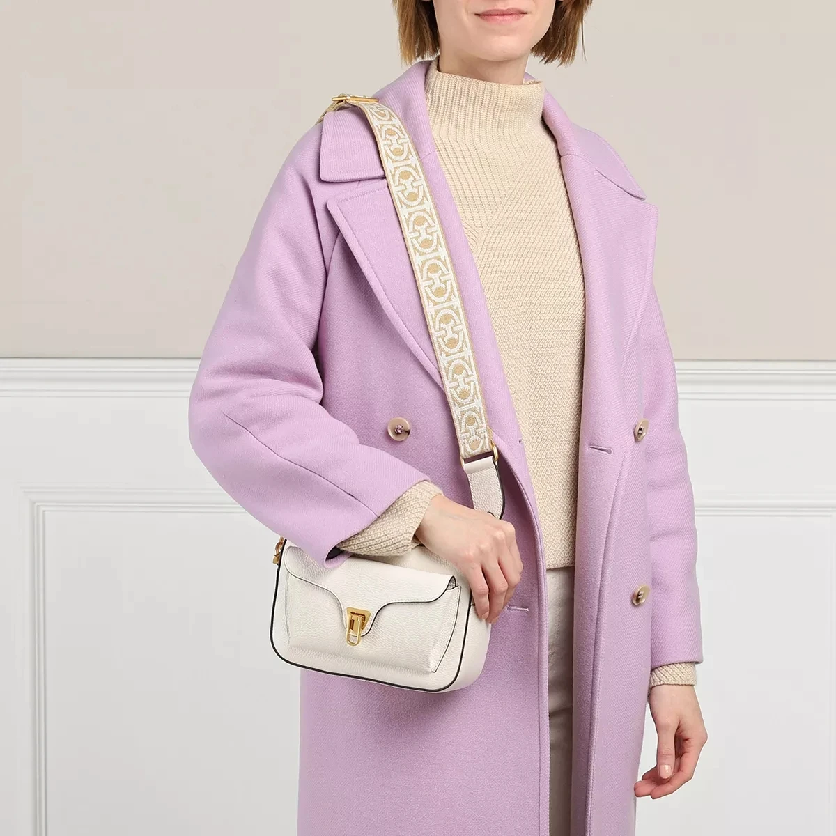 Coccinelle Beat Soft Ribb Coconut Milk Camera Bag 4 Coccinelle Beat Soft Ribb Coconut Milk Camera Bag – Bild 2