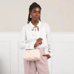 Coccinelle Ophelie Goodie Creamy Pink Crossbody Bag -Modetaschengeschäft A0203537 Coccinelle position 3