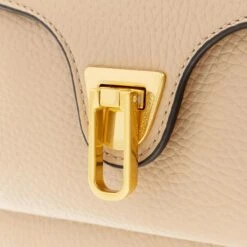 Coccinelle Beat Soft Toasted Camera Bag -Modetaschengeschäft A0203558 Coccinelle position 5