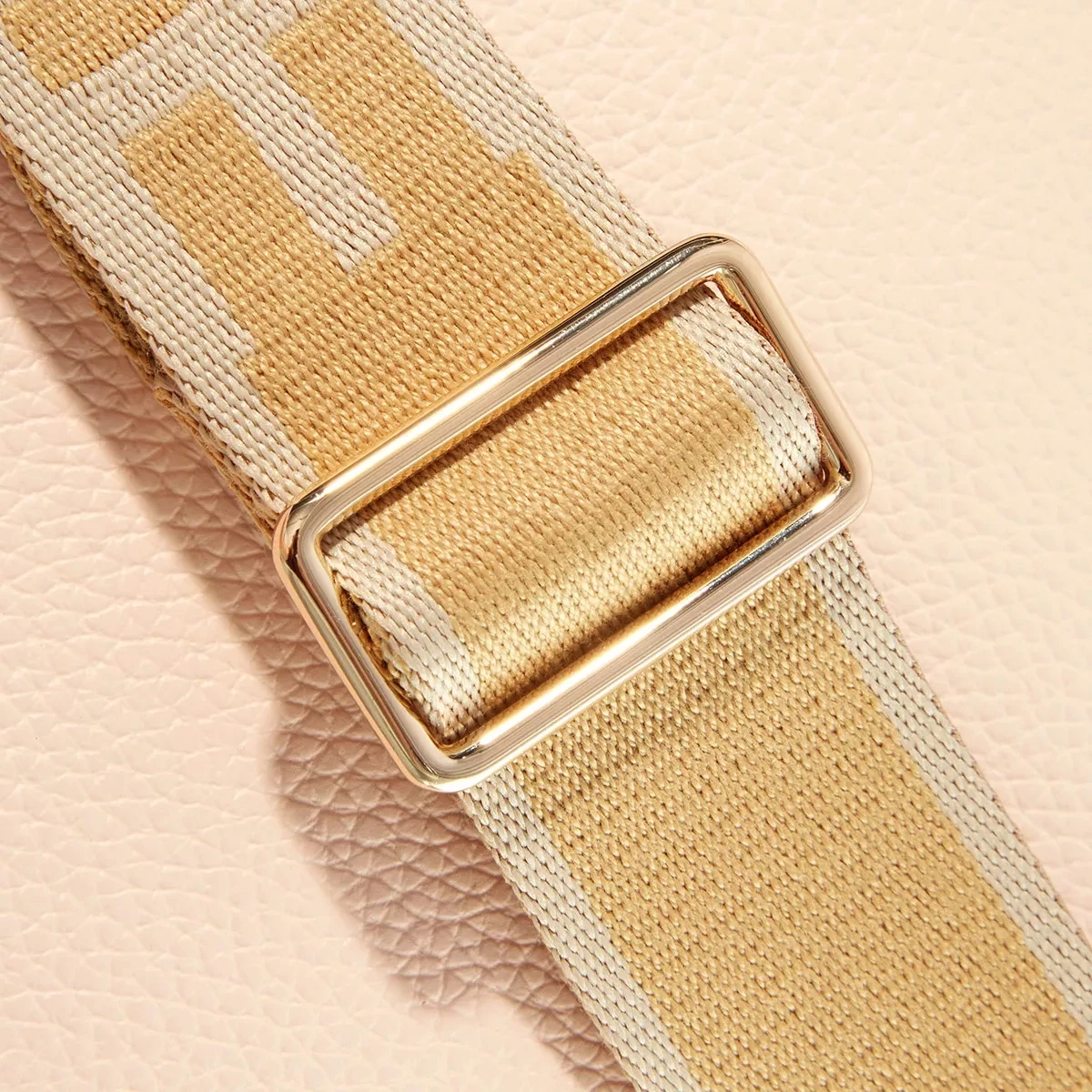 Coccinelle Tebe Creamy Pink Crossbody Bag 6 Coccinelle Tebe Creamy Pink Crossbody Bag – Bild 4