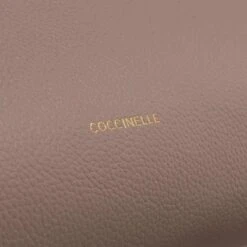 Coccinelle Boheme Grana Double Warm Taupe Coffee Crossbody Bag -Modetaschengeschäft A0212959 PACKSHOT DETAIL