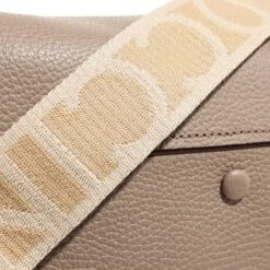 Coccinelle Liya Signature Warm Taupe Crossbody Bag -Modetaschengeschäft A0212996 PACKSHOT DETAIL