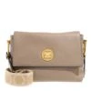 Coccinelle Liya Signature Warm Taupe Crossbody Bag -Modetaschengeschäft A0212996 PACKSHOT FRONT A48C76
