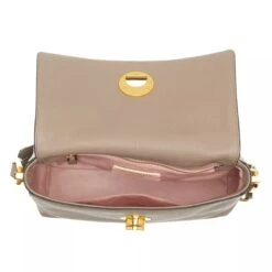 Coccinelle Liya Signature Warm Taupe Crossbody Bag -Modetaschengeschäft A0212996 PACKSHOT INSIDE