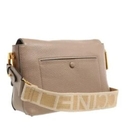 Coccinelle Liya Signature Warm Taupe Crossbody Bag -Modetaschengeschäft A0212996 PACKSHOT SIDEBACK