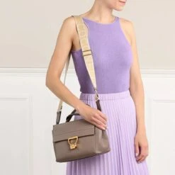 Coccinelle Arlettis Signature Warm Taupe Tote -Modetaschengeschäft A0213001 MODEL SECOND