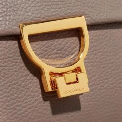 Coccinelle Arlettis Signature Warm Taupe Tote -Modetaschengeschäft A0213001 PACKSHOT DETAIL