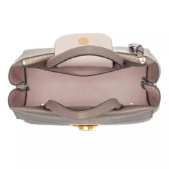 Coccinelle Arlettis Signature Warm Taupe Tote -Modetaschengeschäft A0213001 PACKSHOT INSIDE