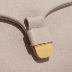 Coccinelle Ofirenze Soft Powder Pink Crossbody Bag 12 Coccinelle Ofirenze Soft Powder Pink Crossbody Bag -Modetaschengeschäft A0213013 PACKSHOT DETAIL