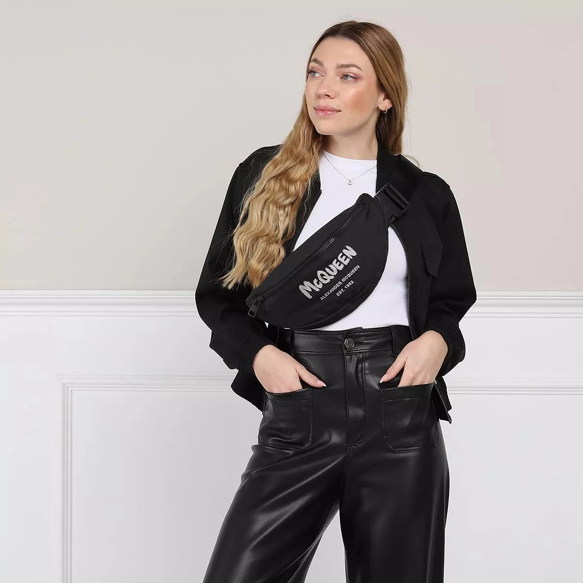 Alexander McQueen Graffiti Belt Bag Black / Off White Gürteltasche 4 Alexander McQueen Graffiti Belt Bag Black / Off White Gürteltasche – Bild 2