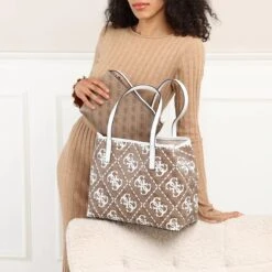 Guess Vikky Tote Latte Logo/White Tote -Modetaschengeschäft MODEL A0201071 FIRST