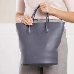 Coccinelle Handbag Bottalatino Leather Ash Grey Tote 10 Coccinelle Handbag Bottalatino Leather Ash Grey Tote -Modetaschengeschäft a0146741 coccinelle 3